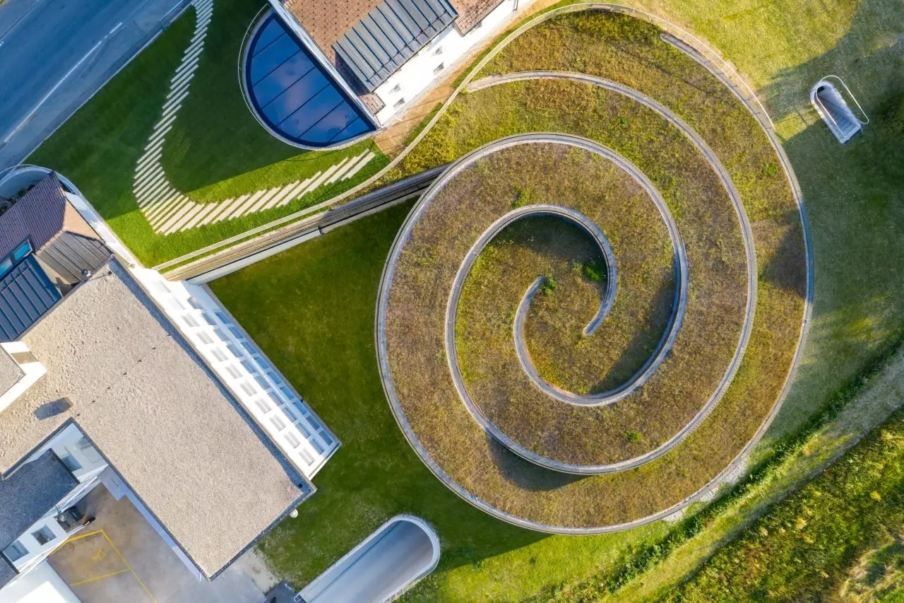 Spiralna struktura koju potpisuje Bjarke Ingels je istovremeno upadljivo suptilna i složena.