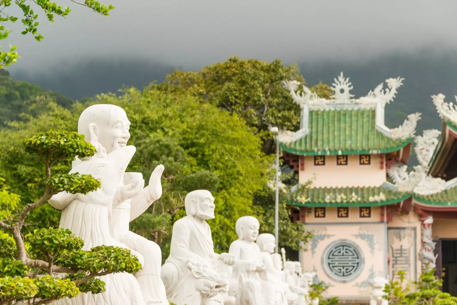 Fuq il-peniżola Son Tra, il-pagoda Linh Ung tispikka għall-iskulturi tagħha ta 'Arhats.