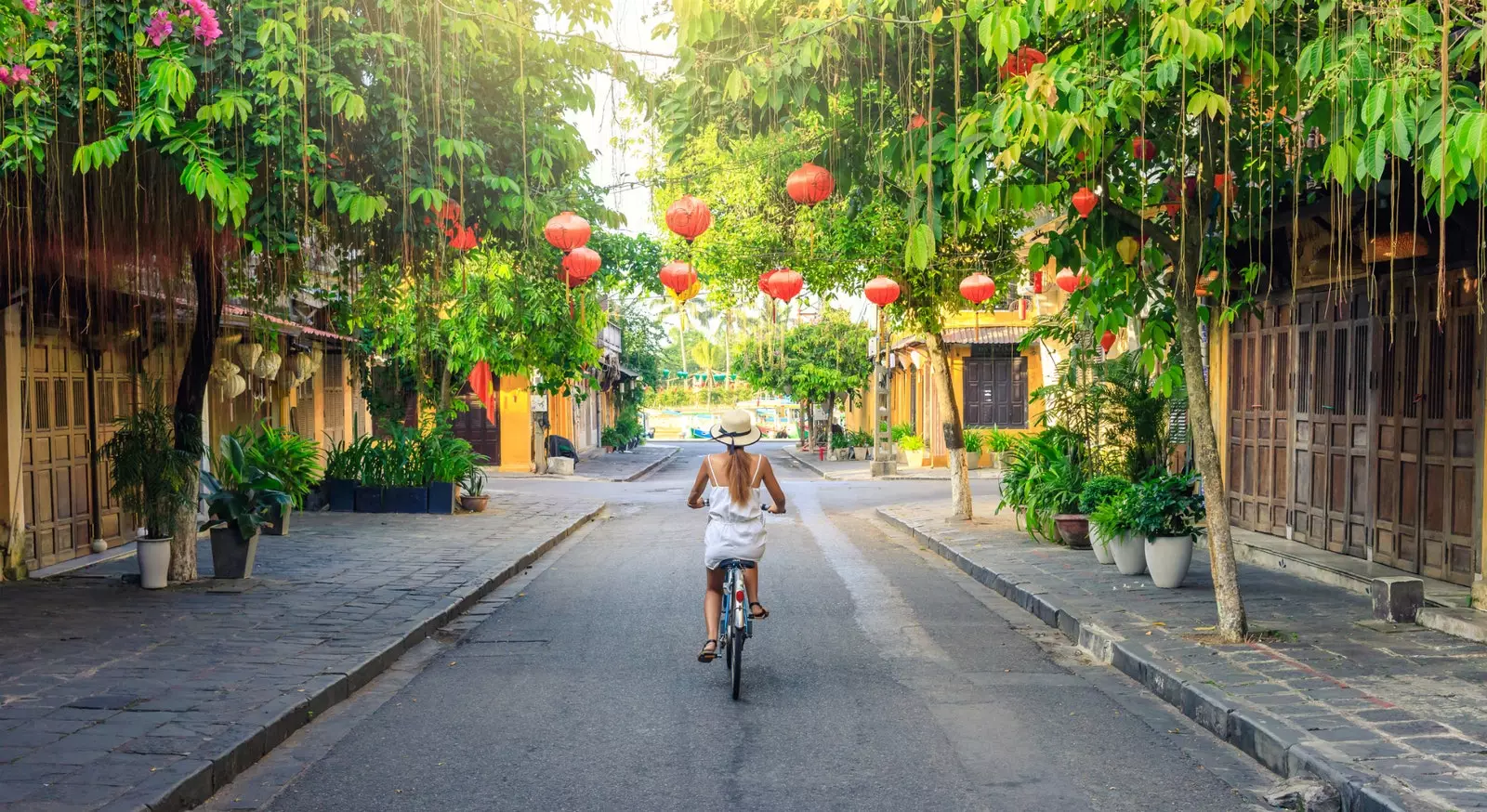 Nafu li Hoi An hija belt charming u faċli biex tiddaħħal bir-rota, iżda hemm ħajja lil hinn mill-fanali ħomor.