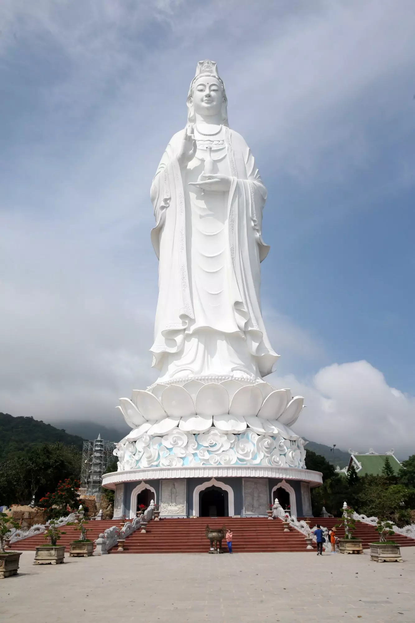 A base em forma de lótus da Senhora Buda tem um diâmetro de 35 metros.