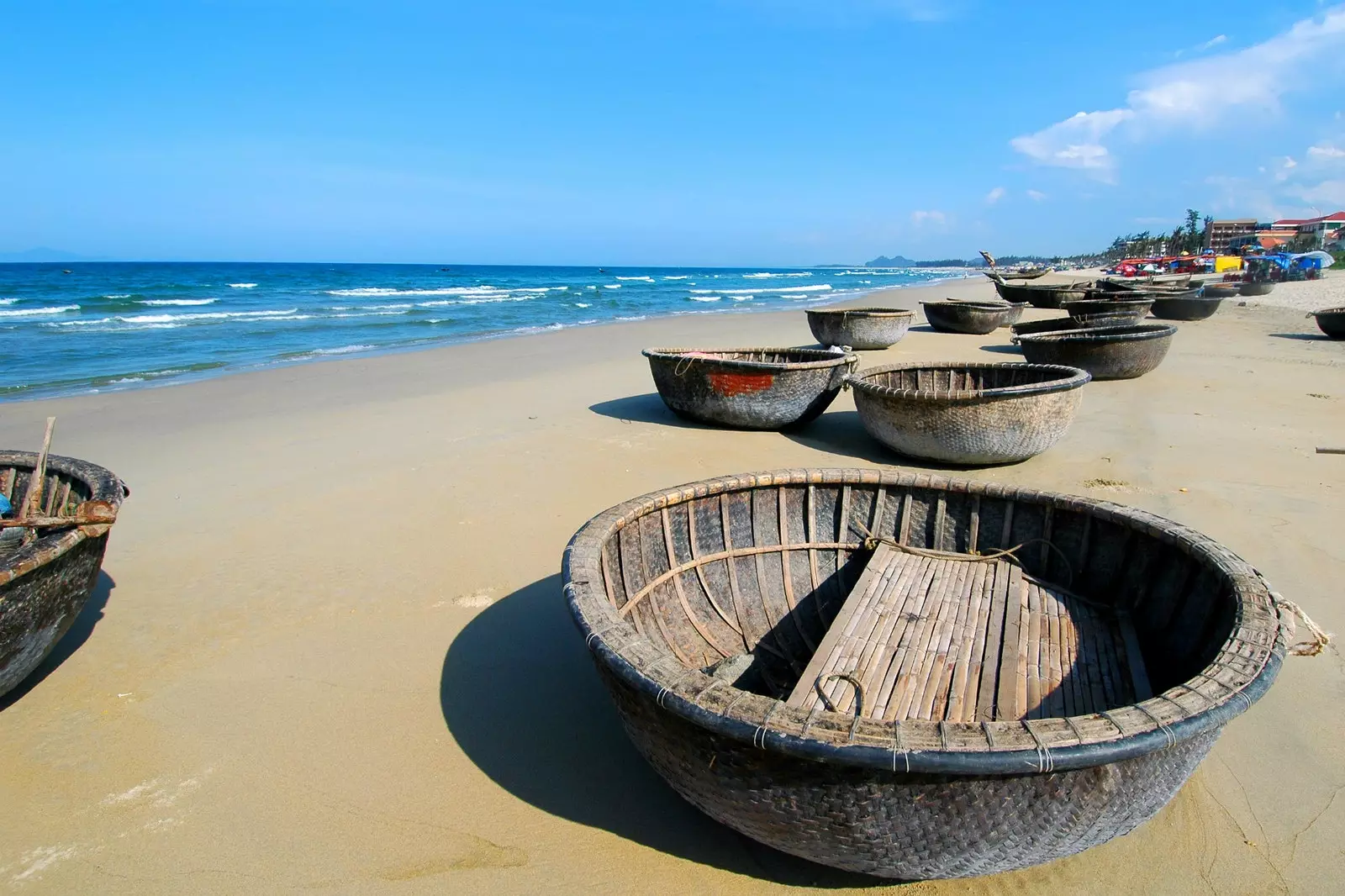 Barcaças vietnamitas tradicionais na praia de My Khe.