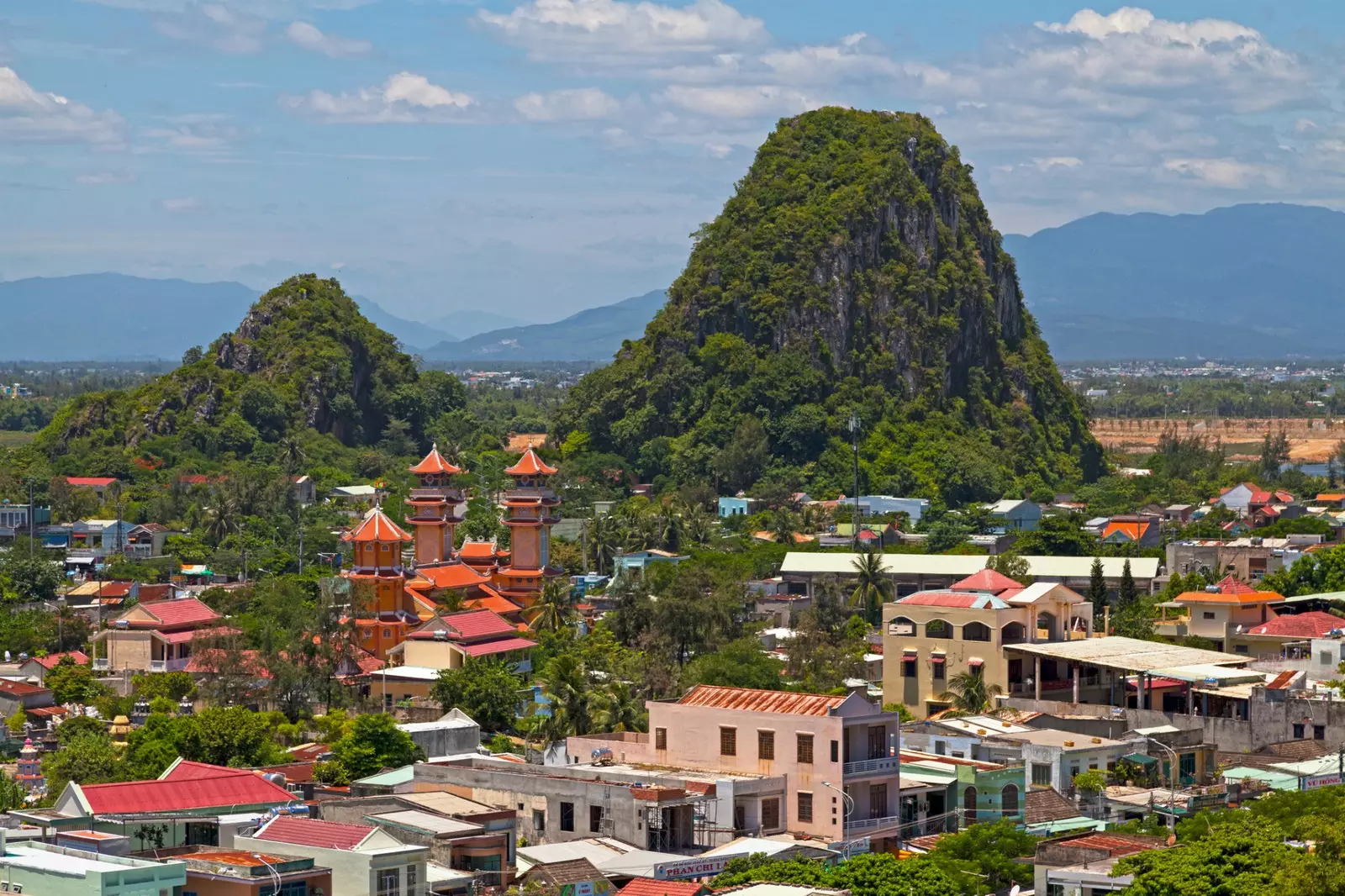 Zhongshan-templet med Moc Son Mountain bakom.