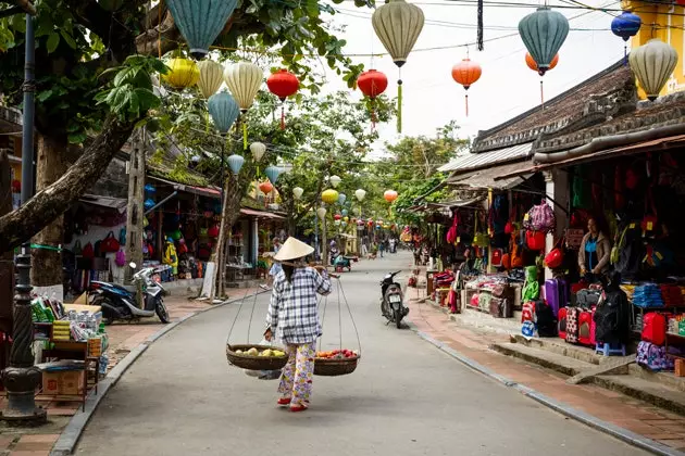 Een inwoner van Hoi An op zijn fiets