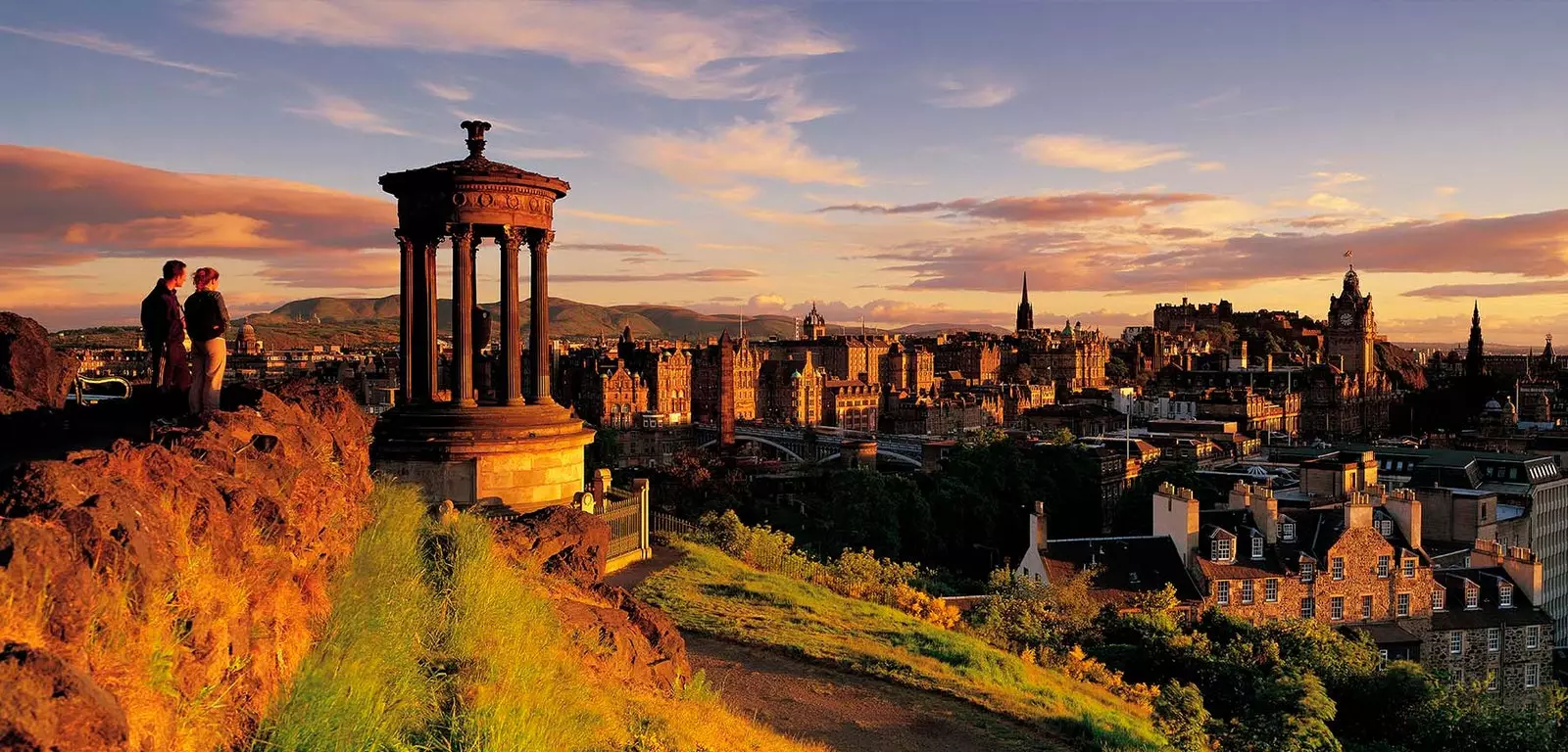 paar päikeseloojangut Calton Hill Edinburgh