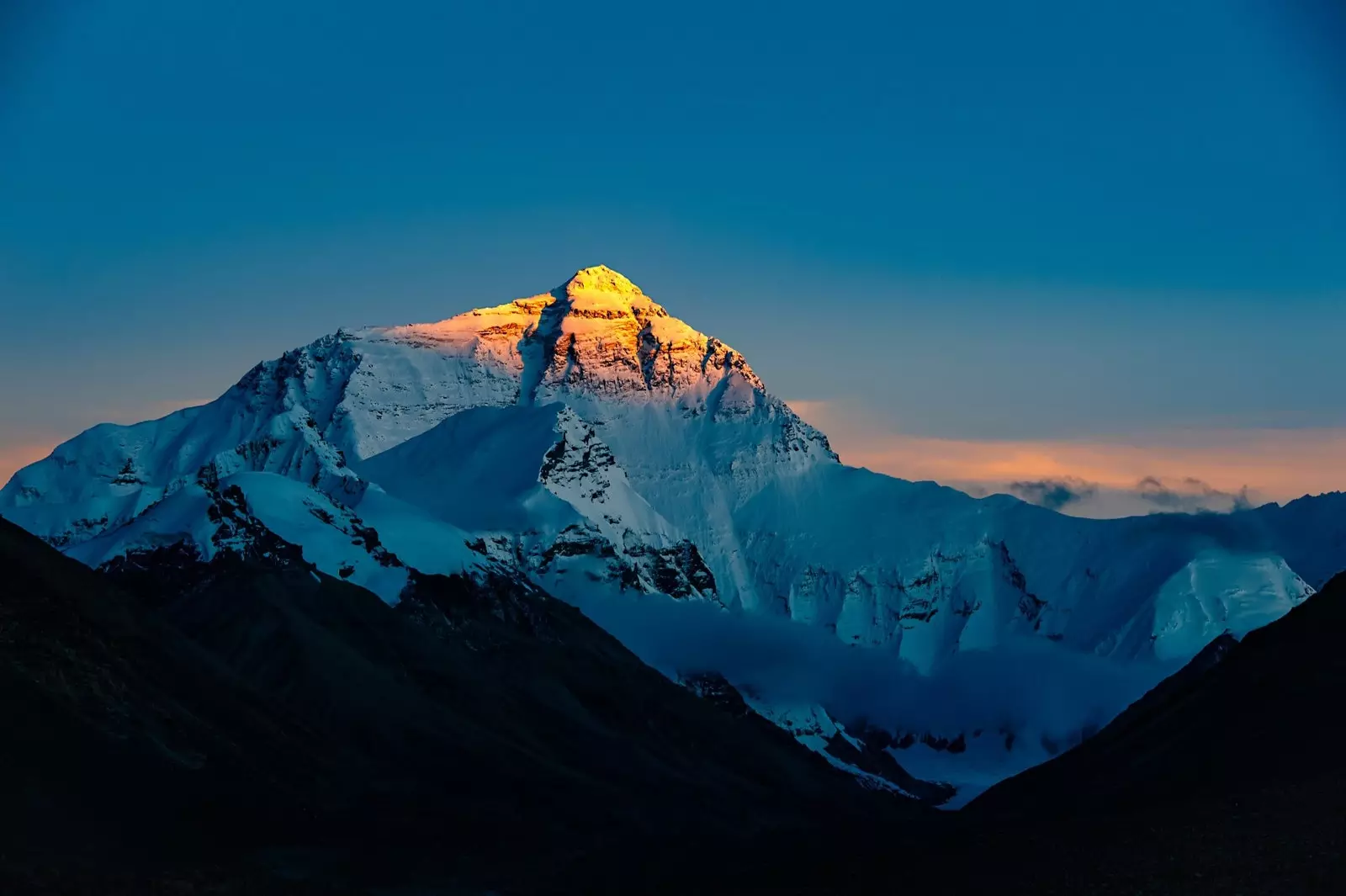 Gunung Everest tumbuh hampir satu meter lebih pada tahun 2020 ini.