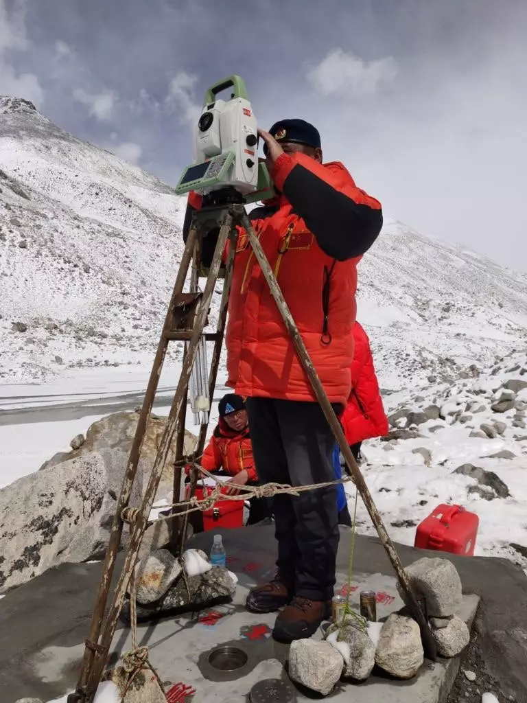 Stampi tal-expedition biex tinkuruna l-quċċata.