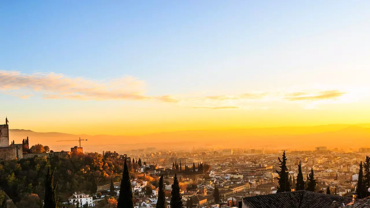 De Sonnenënnergang iwwer den Alhambra zu Granada ass dee schéinste a Spuenien