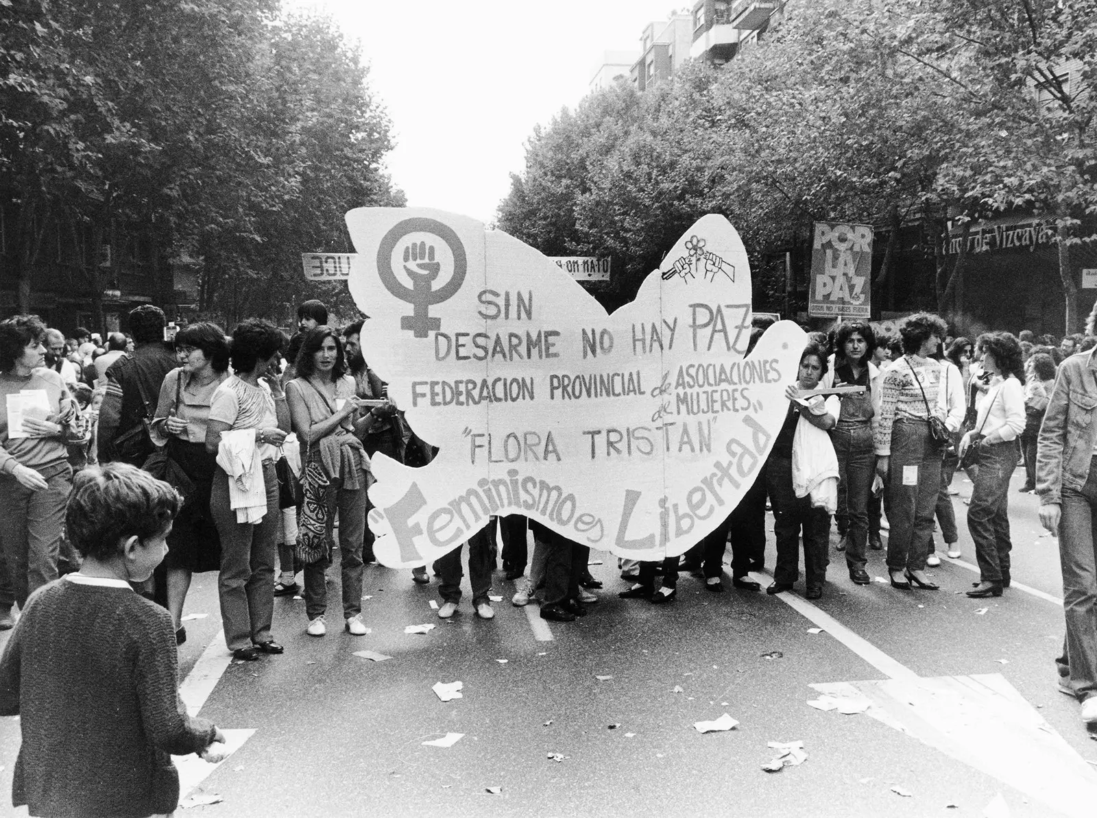 Nisa tal-Federazzjoni Provinċjali tal-Assoċjazzjonijiet tan-Nisa Flora Tristan f'dimostrazzjoni fl-1983 fit-toroq...