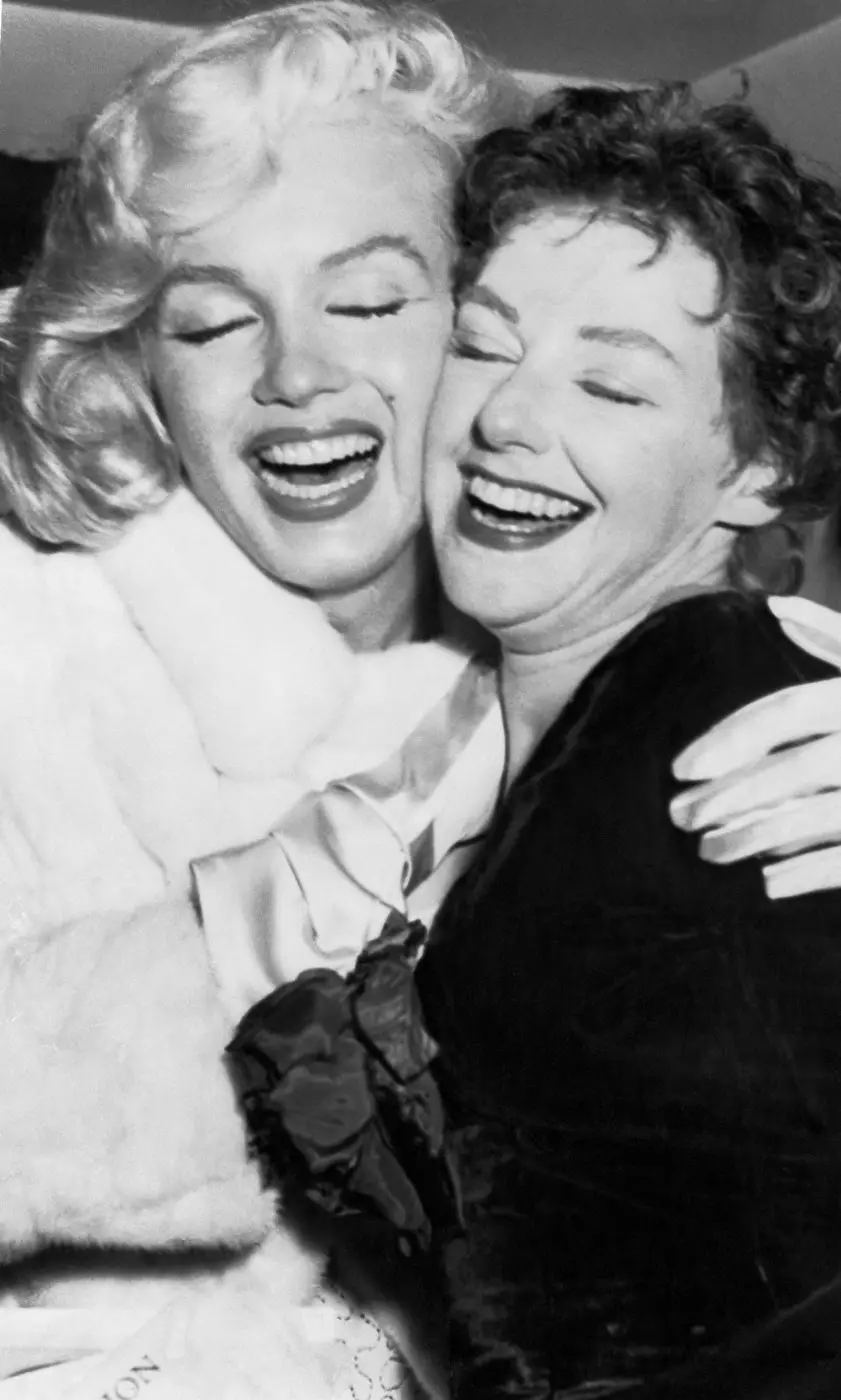 Marilyn Monroe és sógornője, Joan Copeland a Barbizon Hotelben