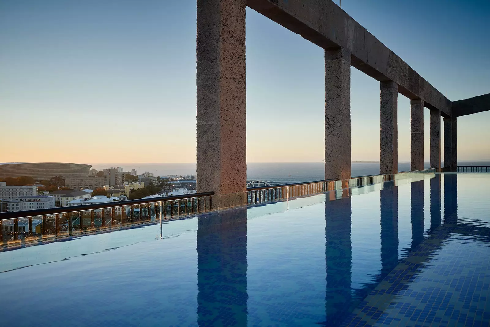 A piscina no terraço do The Silo