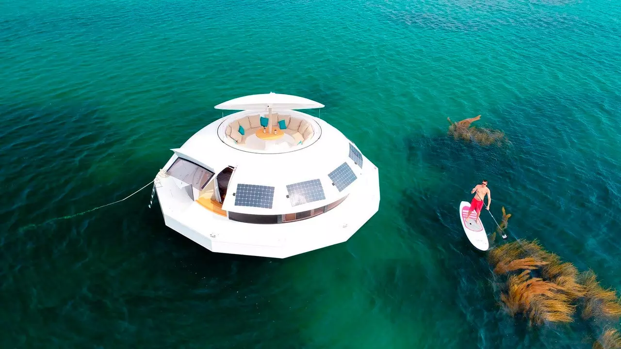 Vous rêvez de vous perdre ? Faites-le dans ce "loft" flottant au milieu de la mer française