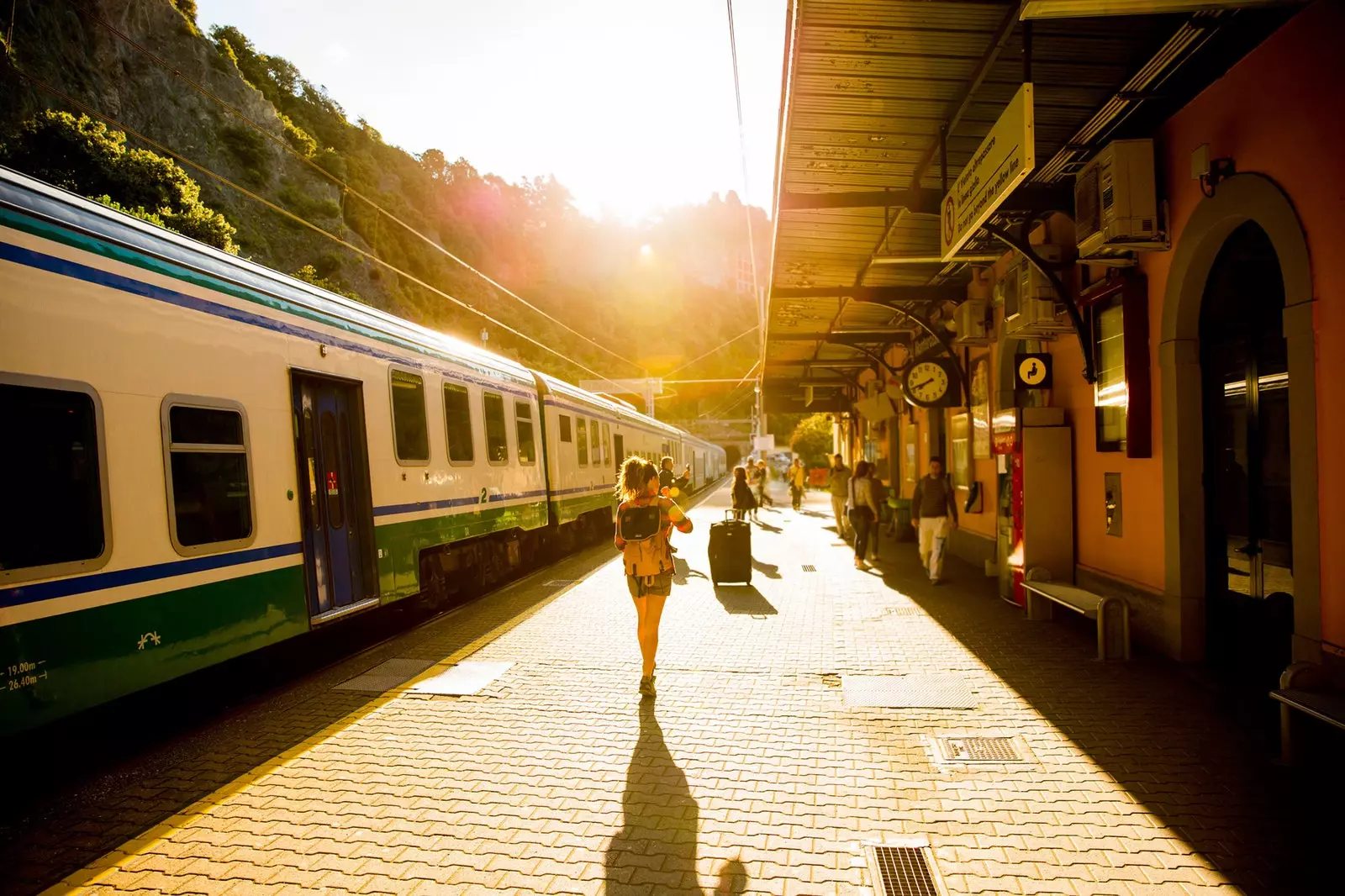 Dona camina per andn de tren