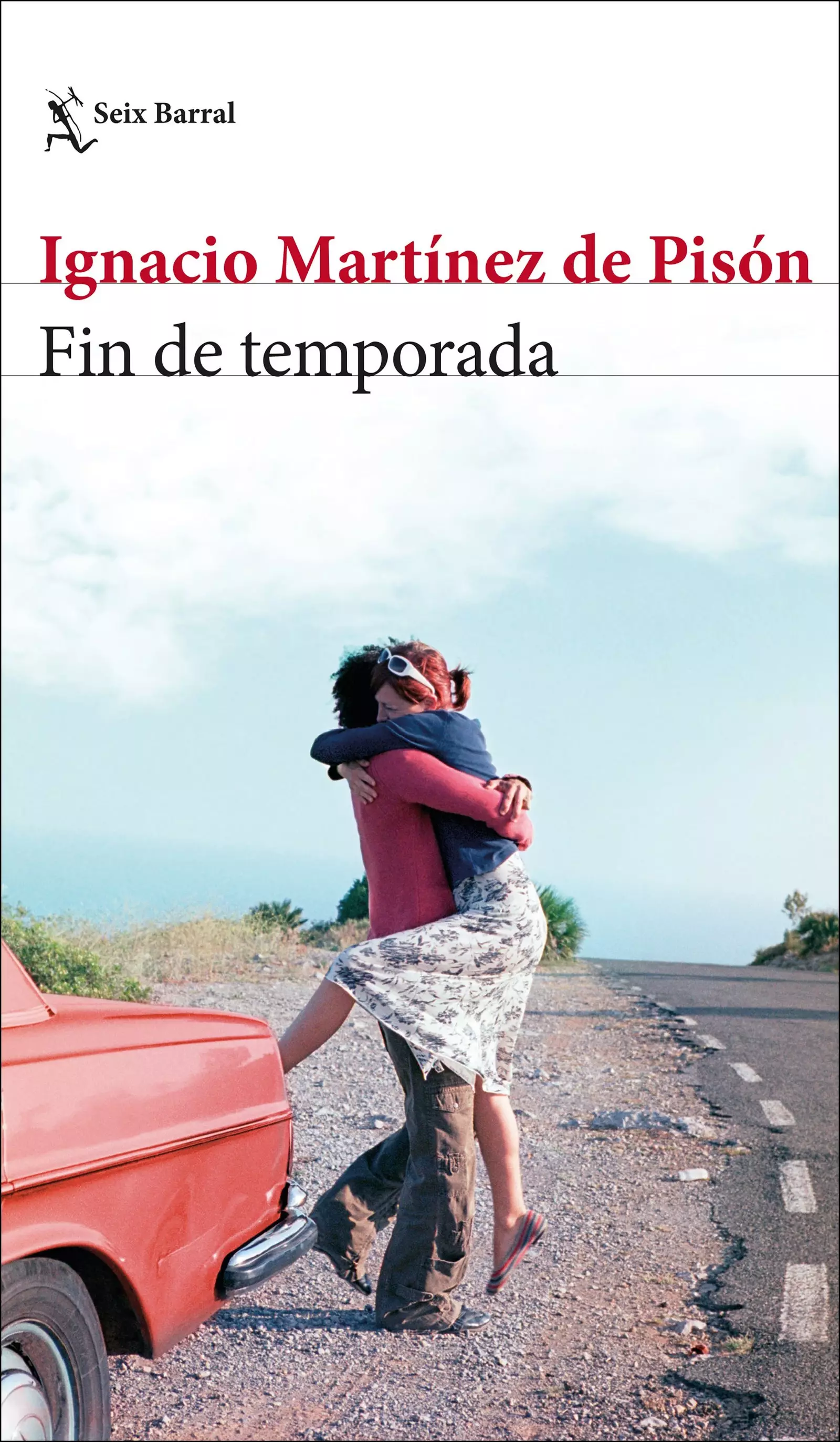 Capa de End of Season de Ignacio Martínez de Pisón com uma fotografia de duas pessoas abraçadas ao lado de um carro vermelho