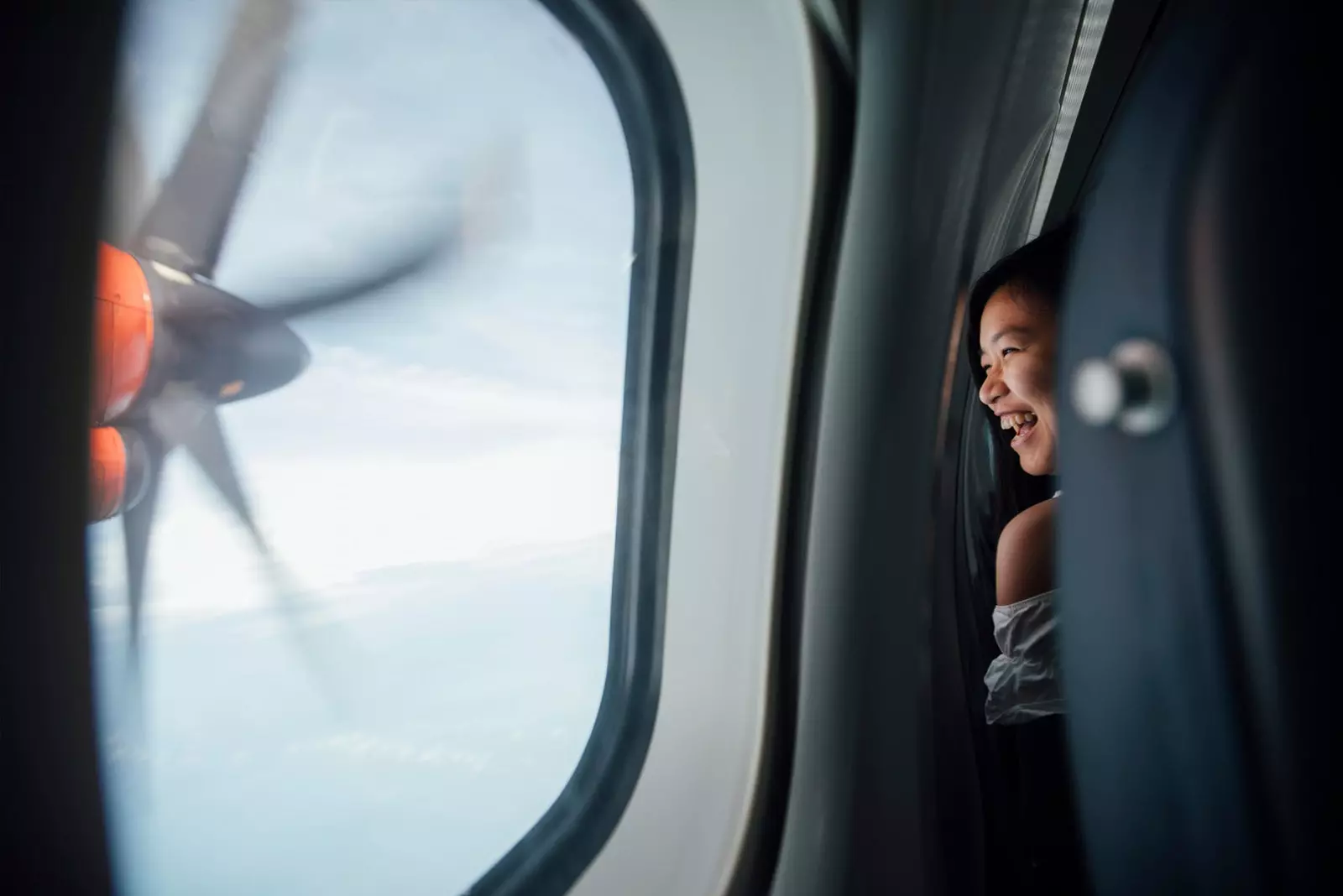 glückliches Mädchen im Flugzeug