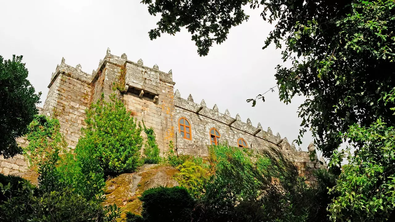 Mainistir Ríoga Oia agus caisleán Soutomaior, cloch déanta de réir staire sa Rías Baixas