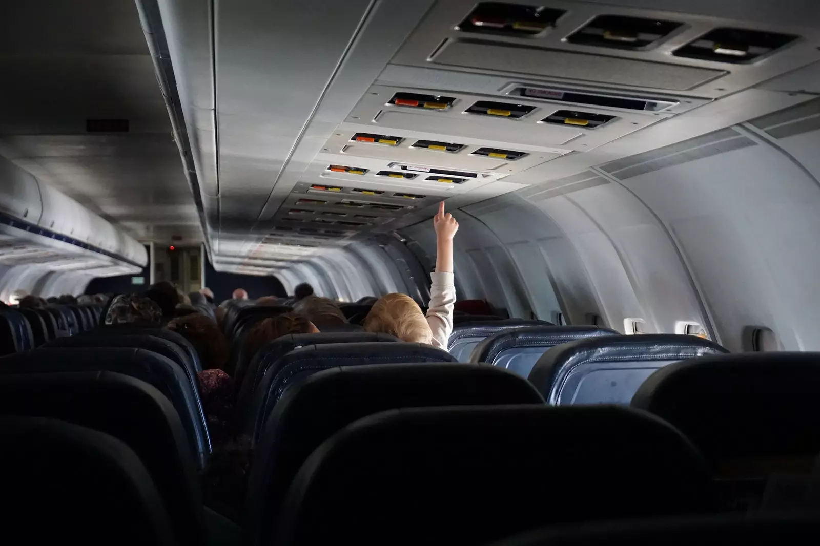 Garçon jouant dans un avion