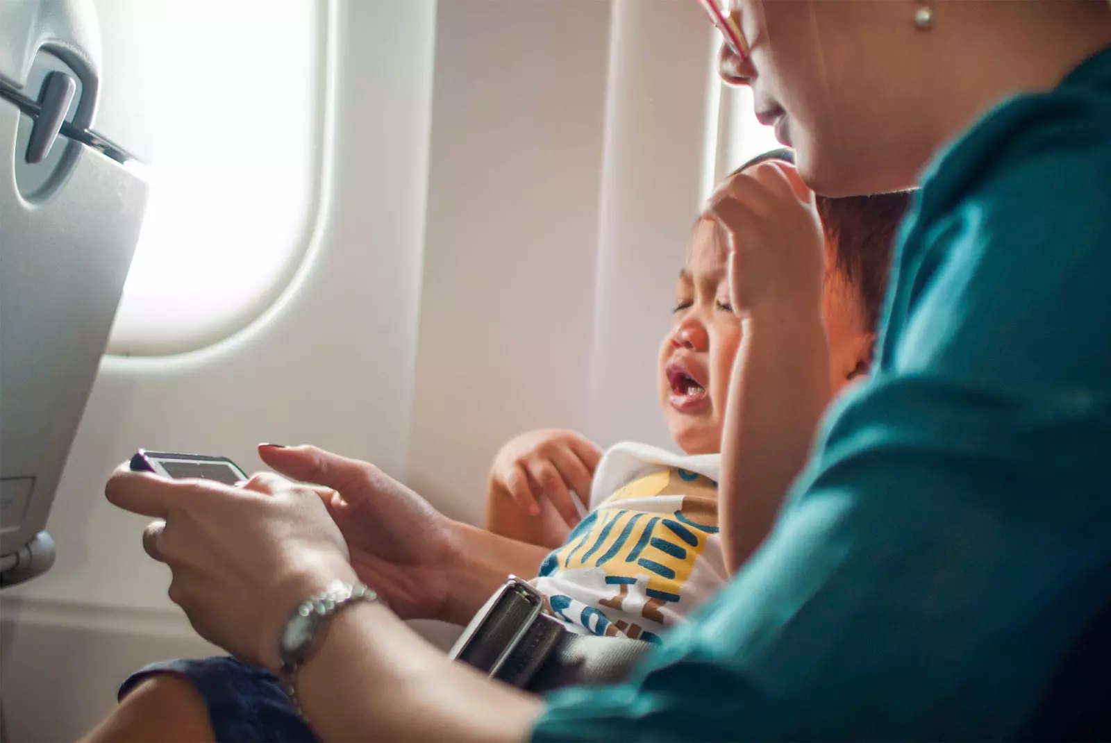 bebê chorando no avião