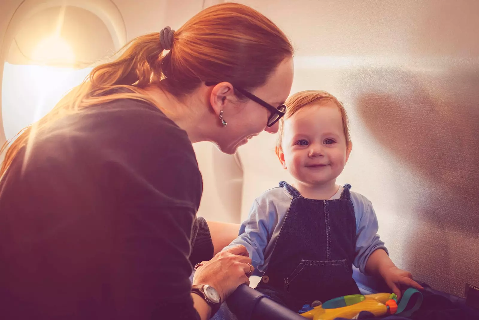 baby med moren sin på flyet