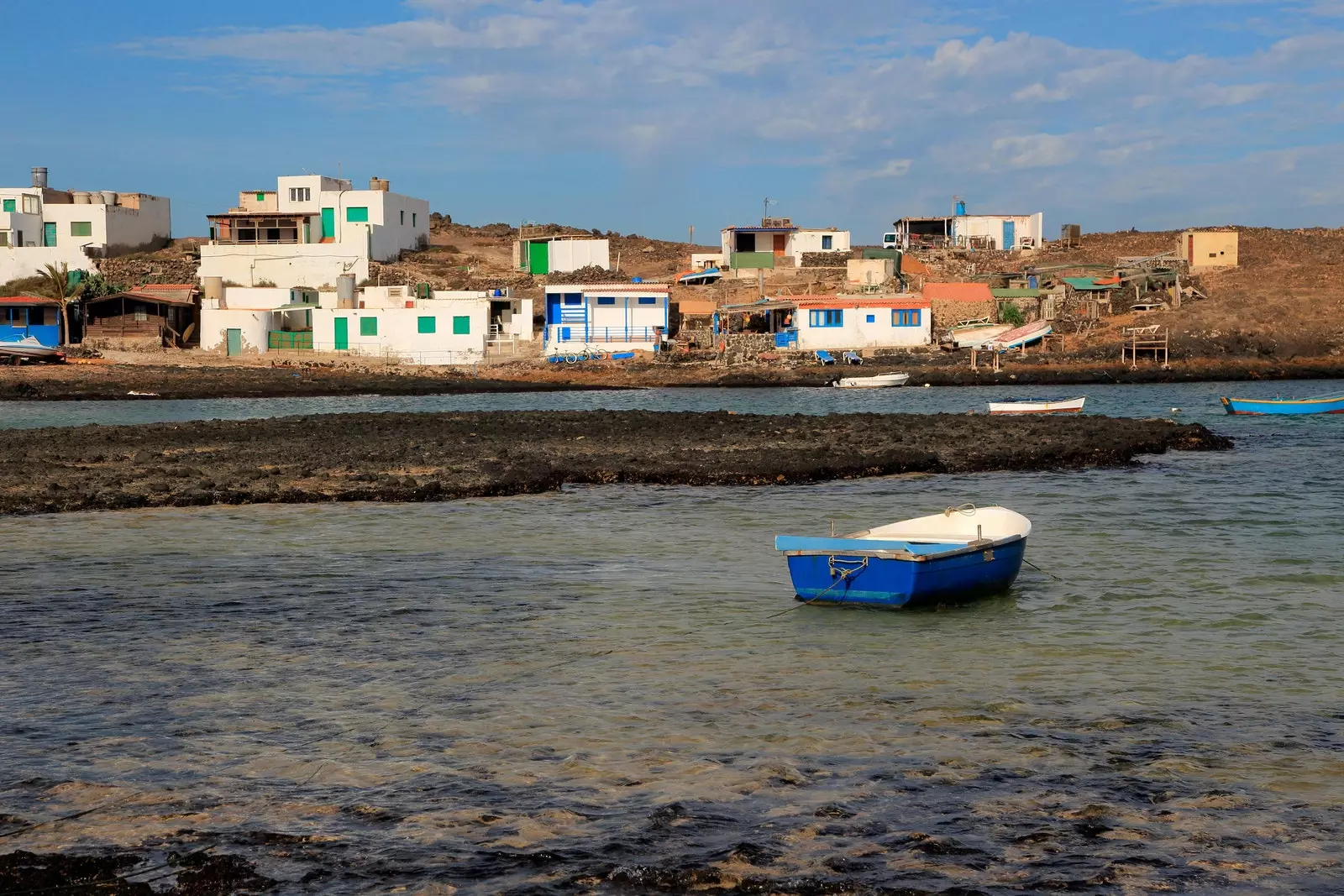 Majanicho is een verzameling witte huizen en groene en blauwe ramen