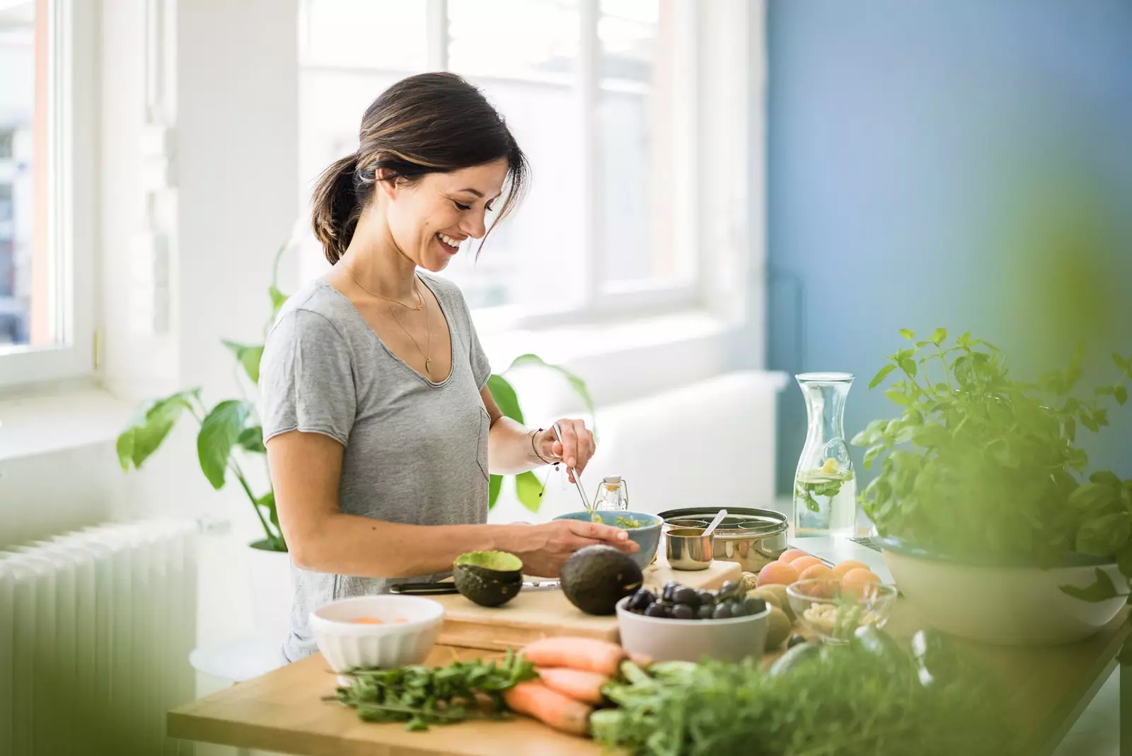 Femme cuisinant à la maison