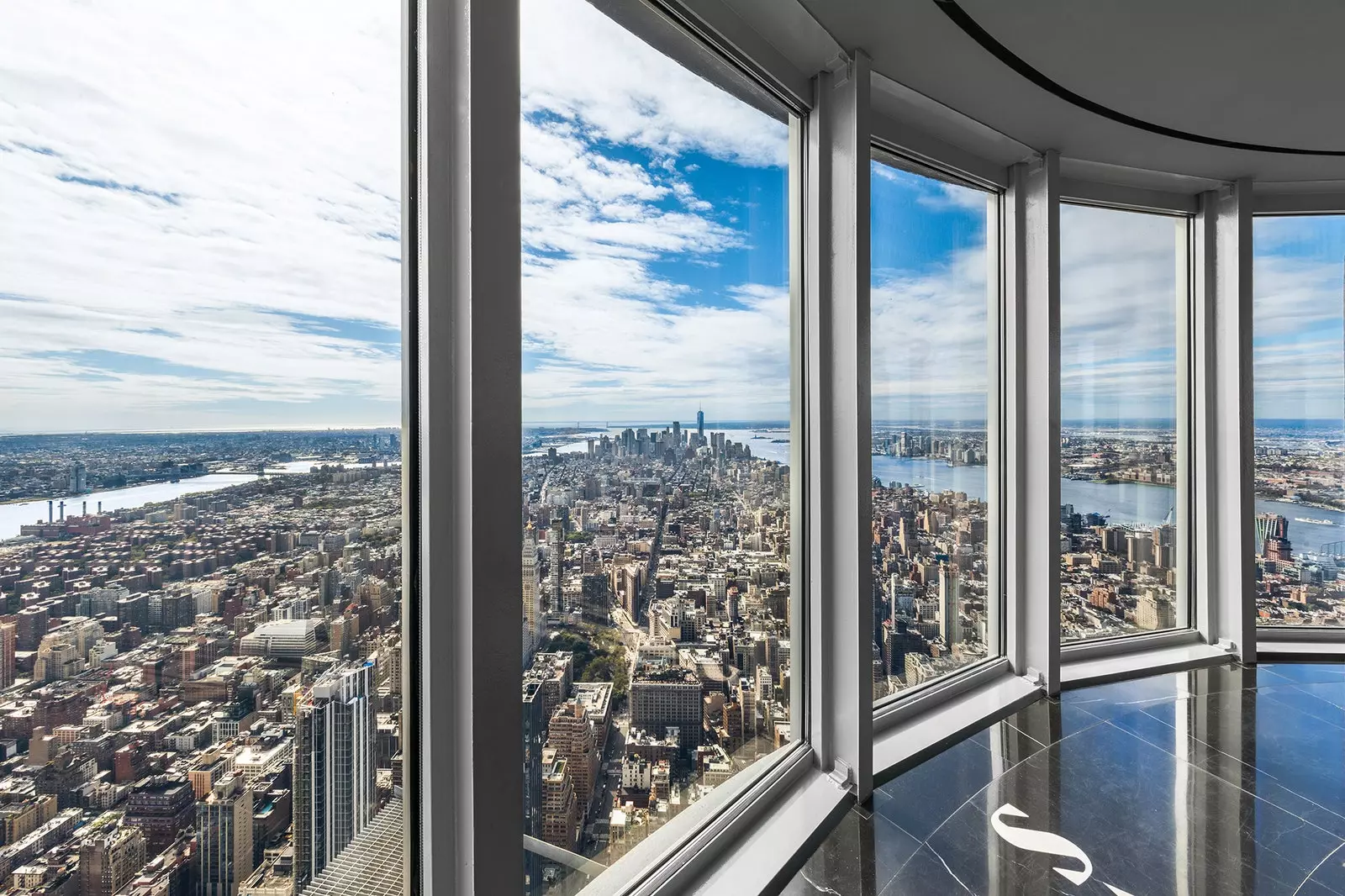 Vistes del sud-est de la ciutat de Nova York des del mirador de la planta 102 de l'Empire State Building