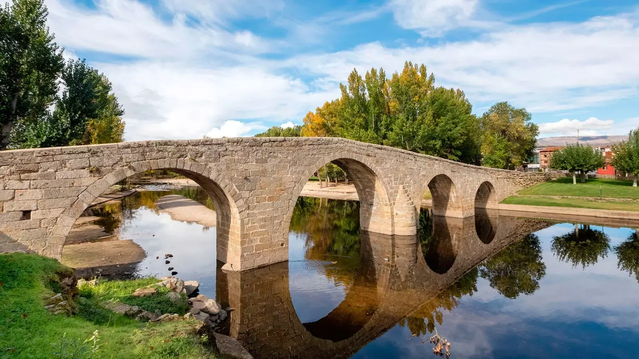 Naoi mbaile in Avila inar féidir linn snámh i mbliana