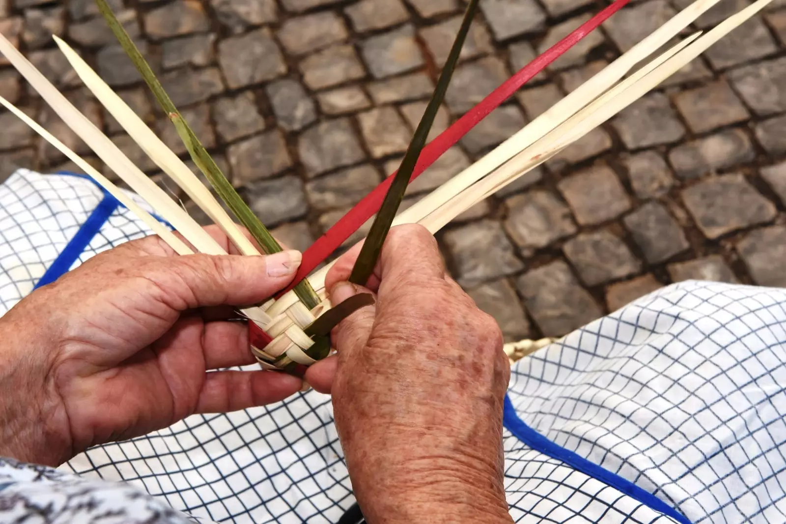 Esparto-Handwerkerin in Loul Portugal.