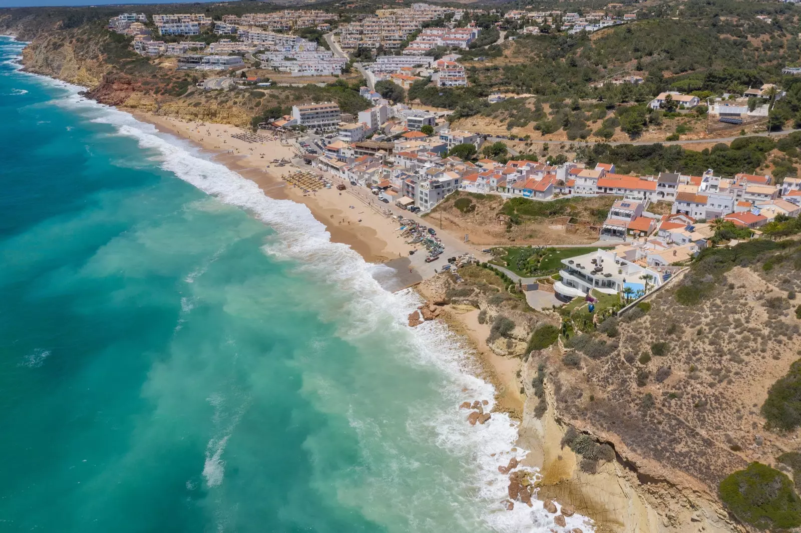 C'est à quel point la plage de Salema en Algarve est impressionnante.