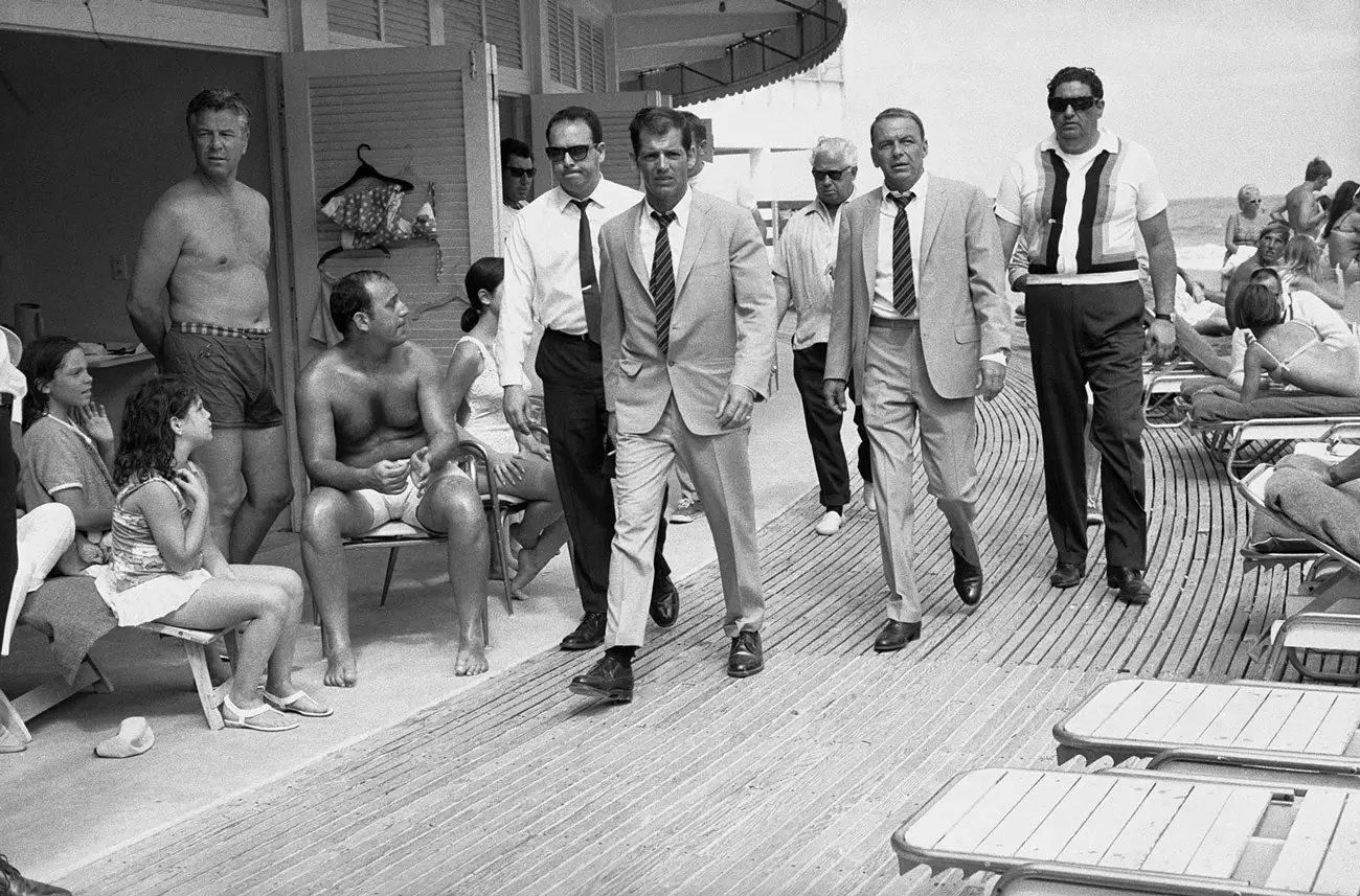 Frank Sinatra rondando a grandiosidade do The Surf Club