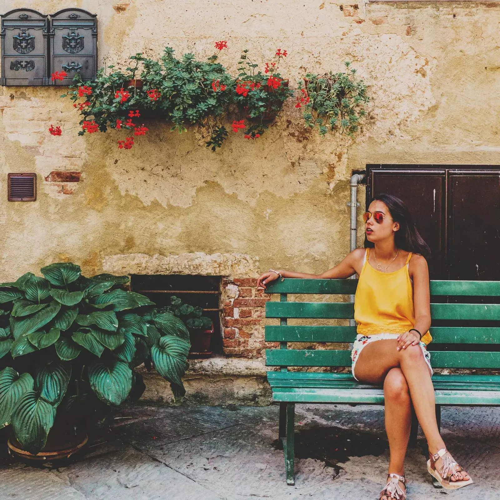 Vrouw in de straten van Pienza