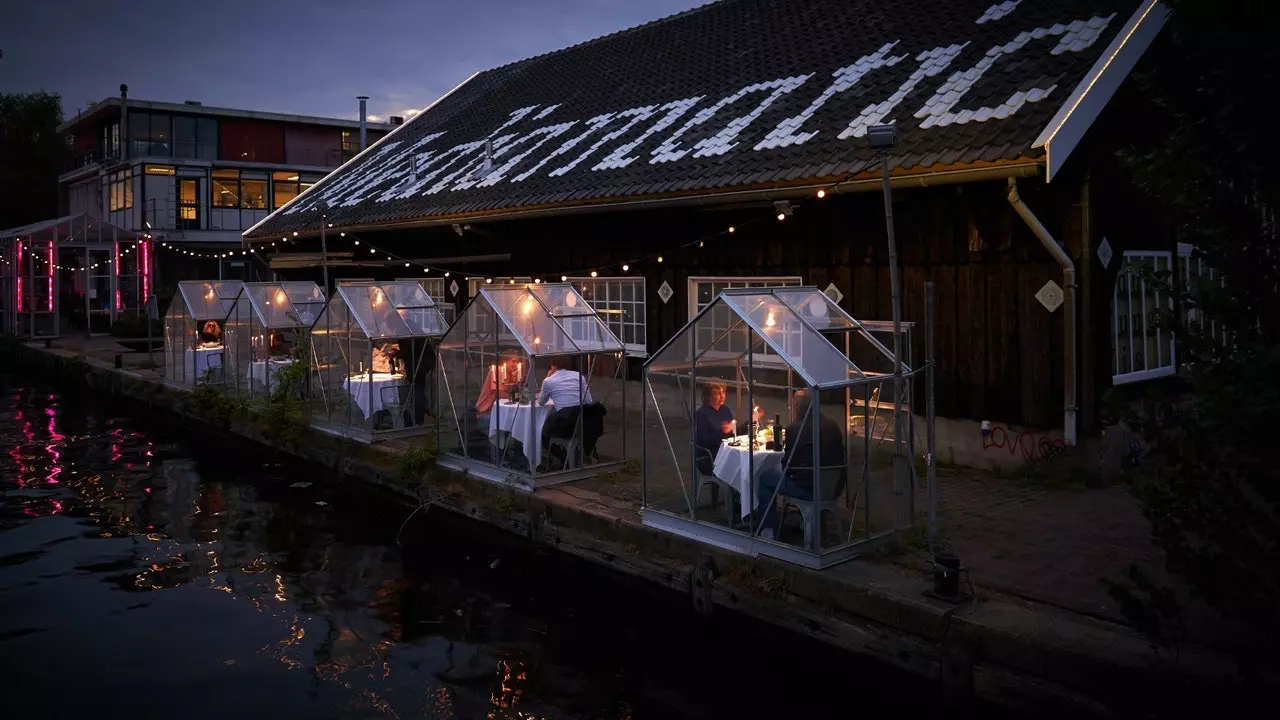 Rumah hijau untuk dua orang, idea sebuah restoran di Amsterdam untuk mematuhi penjarakan sosial