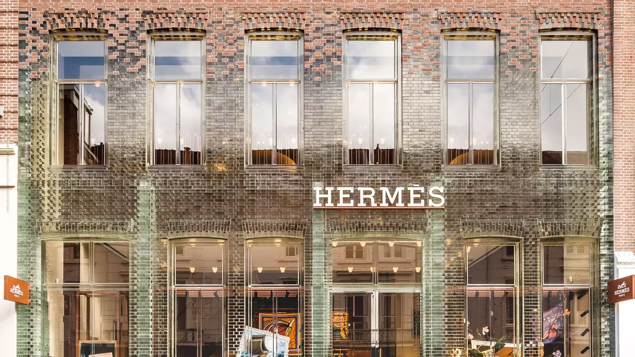 Nowy przezroczysty sklep Hermès w Amsterdamie