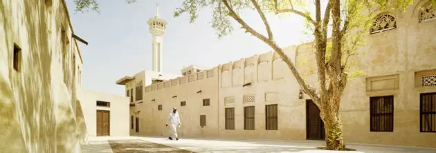 Das Viertel Al Bastakiya erinnert sich daran, dass es vor nicht allzu langer Zeit eine diskrete Stadt an einem Fluss mitten in der Wüste war