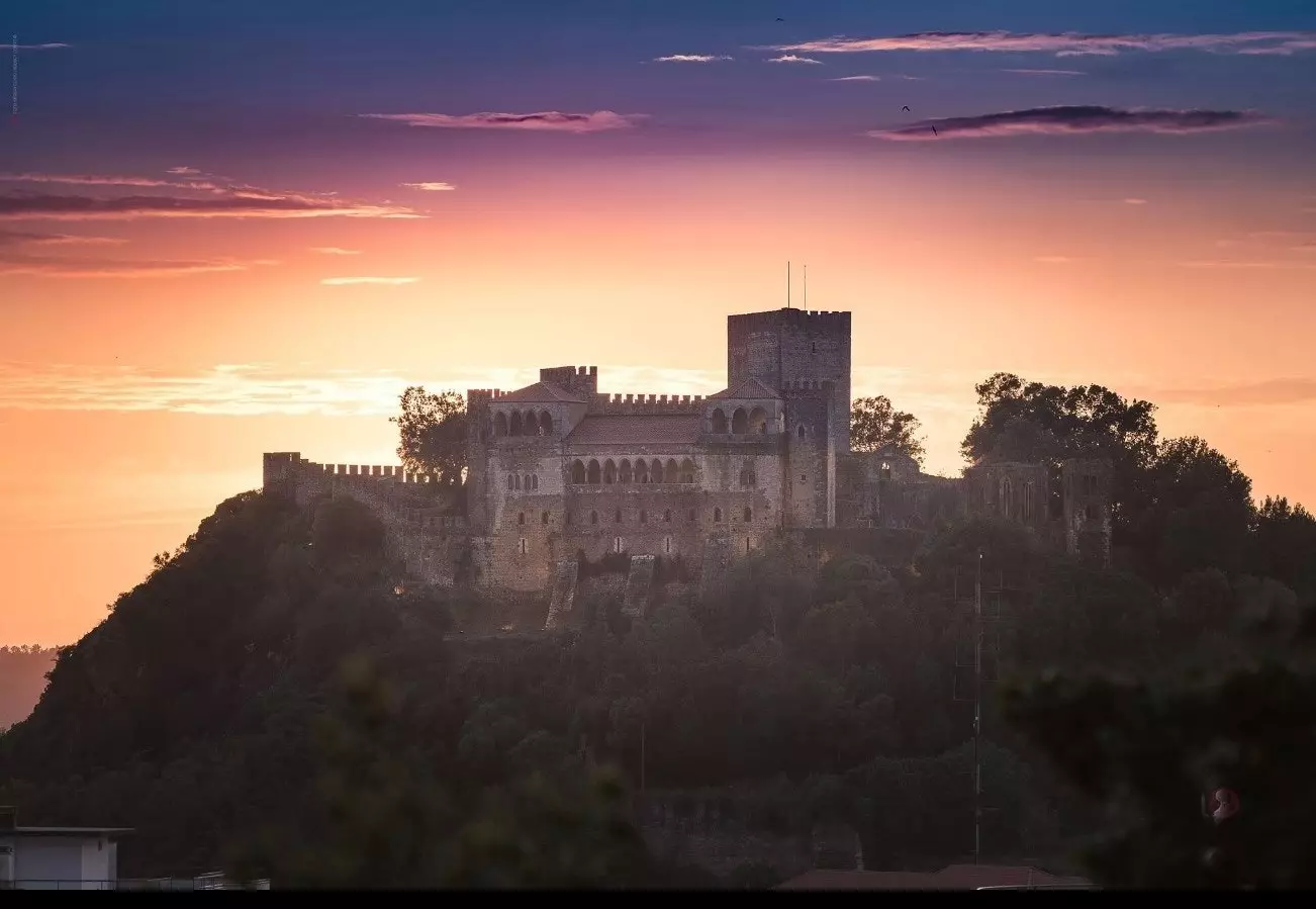 Gjenåpner slottet i Leiria i Portugal.