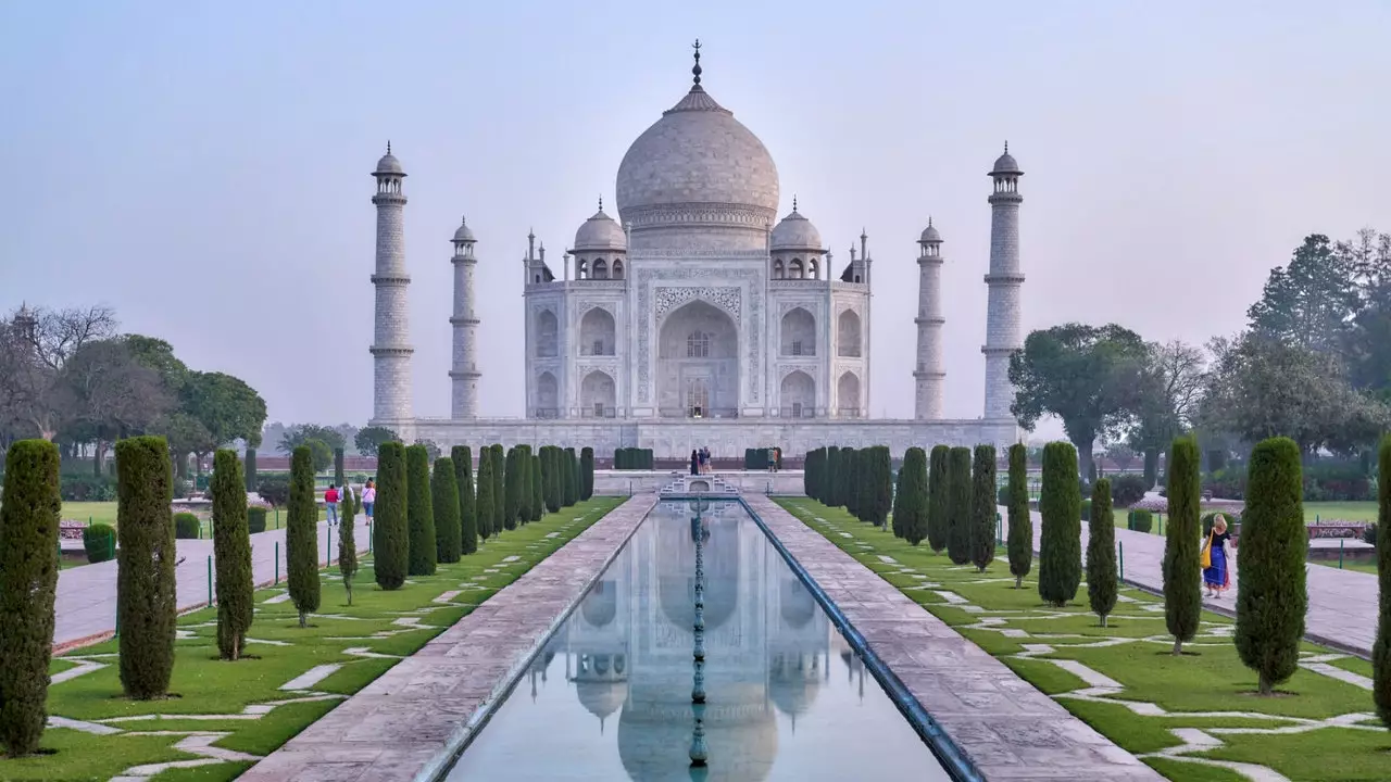 Taj Mahal sakottaa matkailijoita, jotka vierailevat yli kolme tuntia