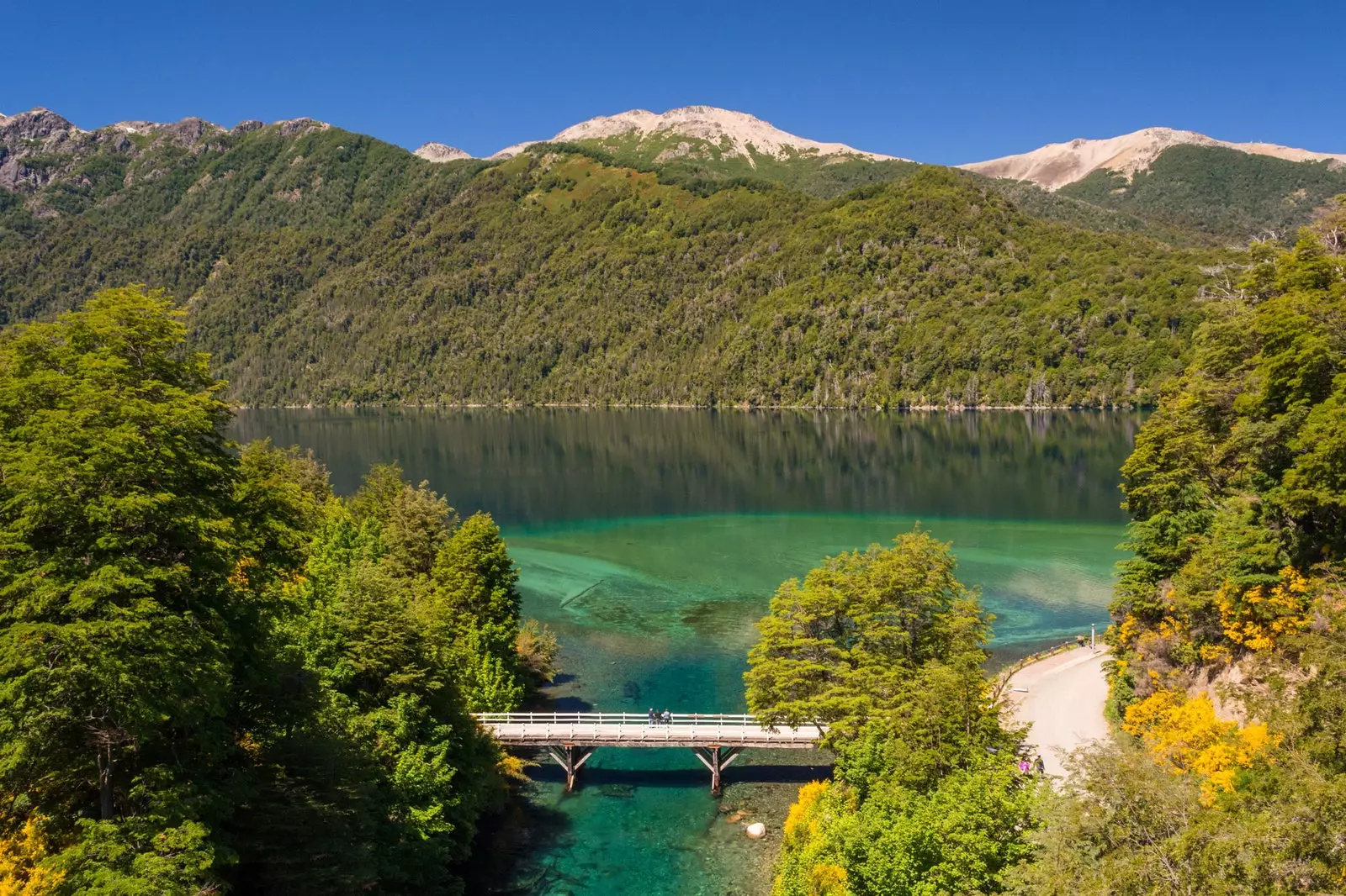 Villa La Angostura na rijeci Correntoso.