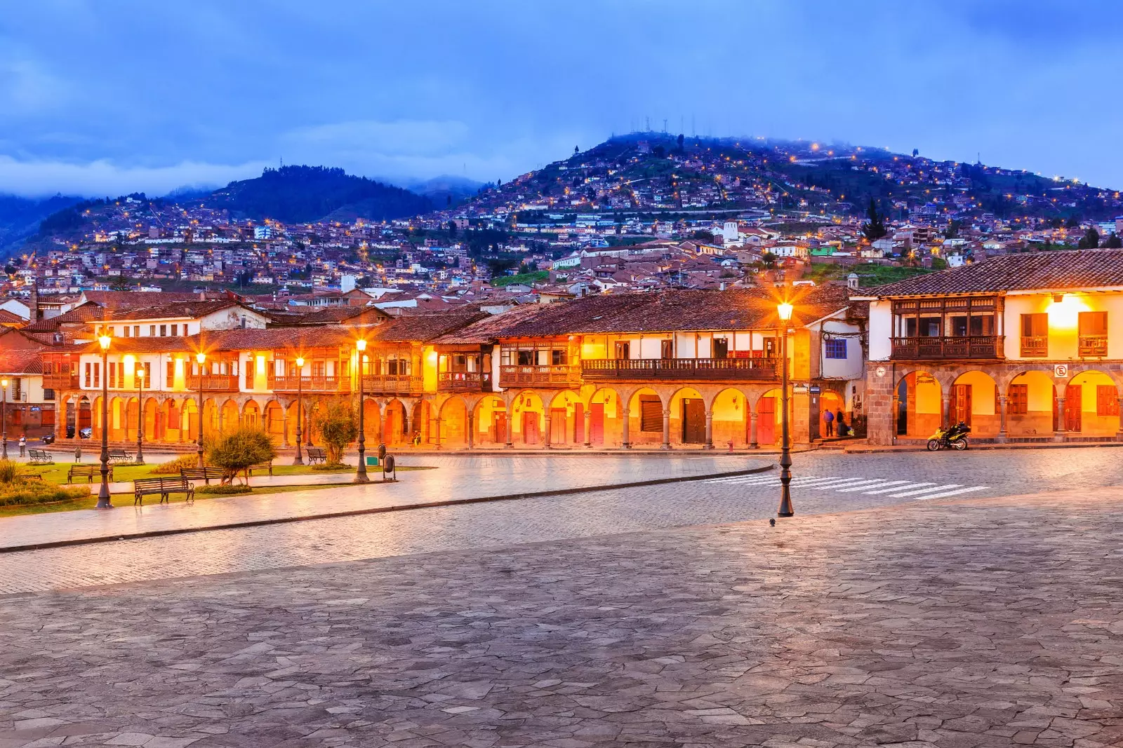 Ao cair da noite, a Plaza de Armas é um lugar idílico para passear.