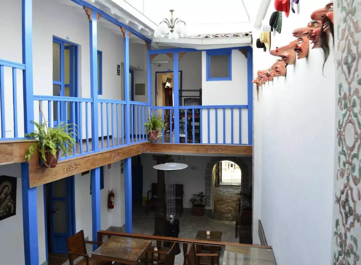 Cortile interno di La Casa de Mayte un hotel con vista sui tetti di Cuzco.