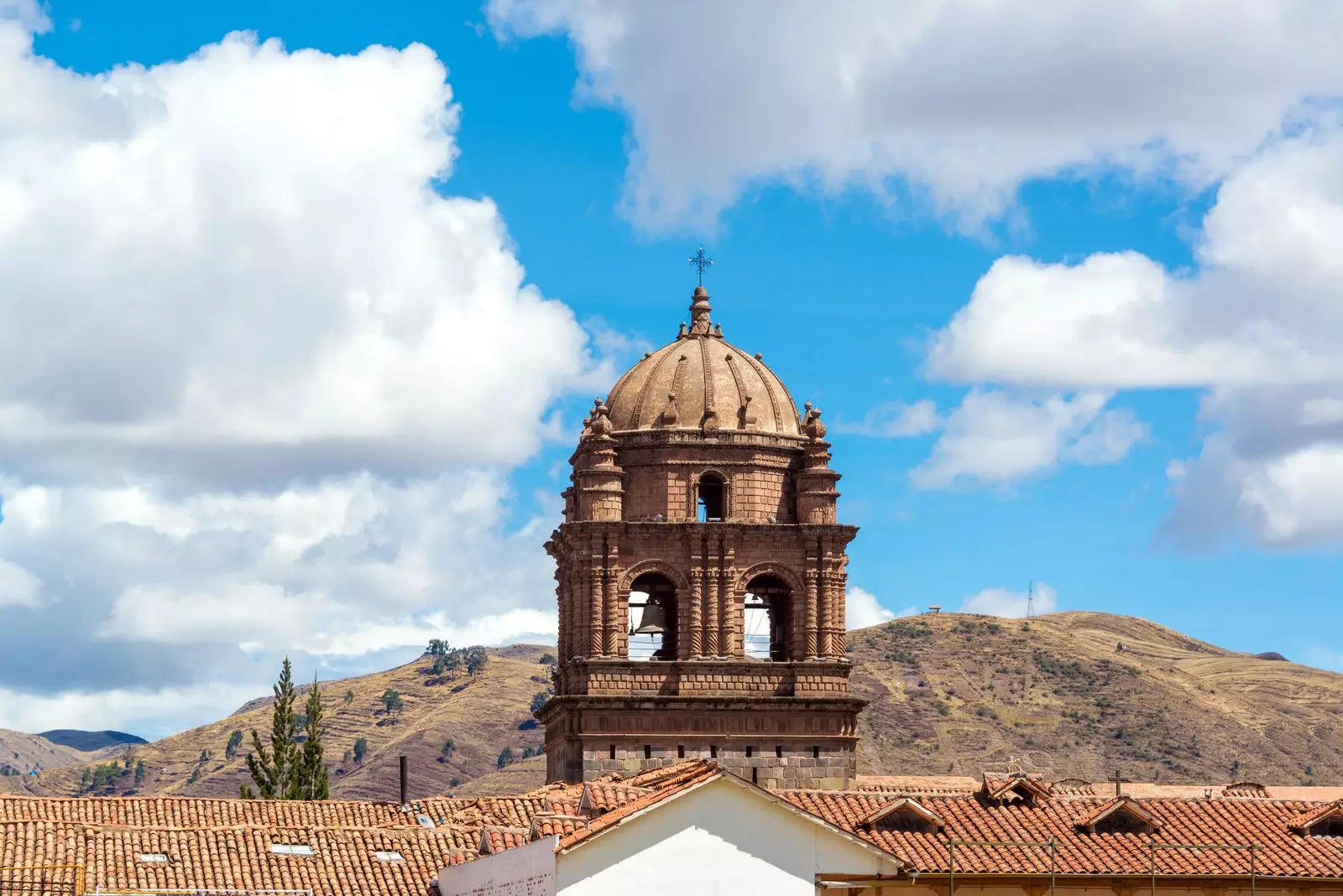 Pemandangan menara gereja Santo Domingo di Cuzco.