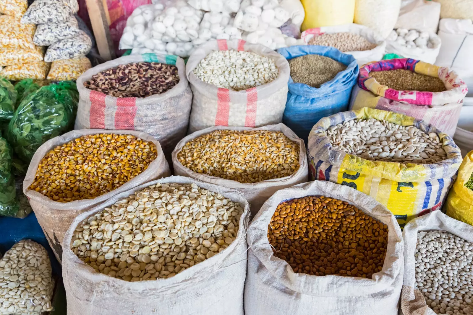 Sacs de blat de moro cereals i mongetes al Mercat Central de Sant Pere.