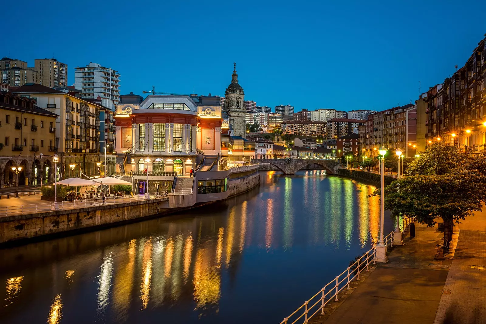 O rio a praia de Bilbao