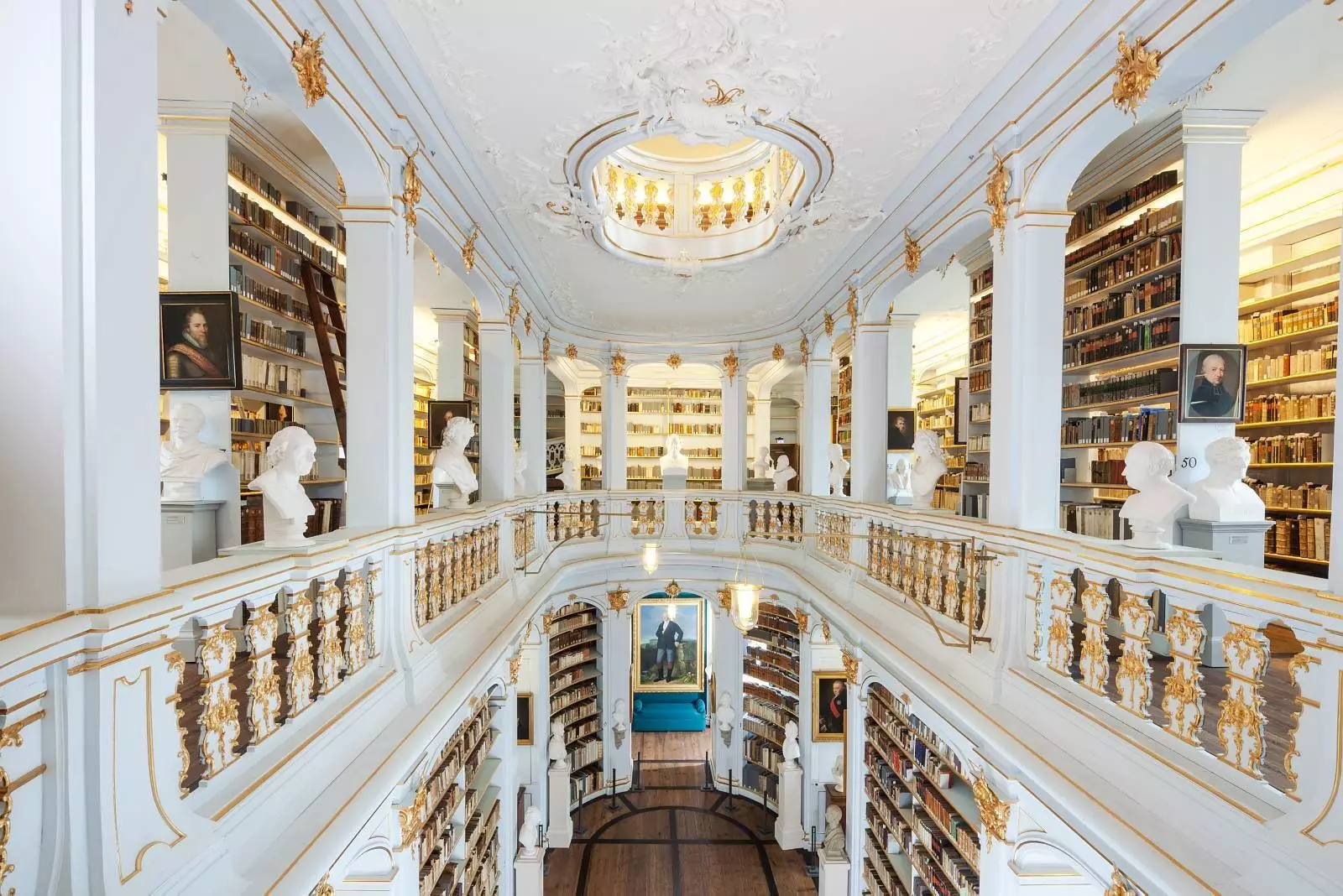 Sala rococò della biblioteca della duchessa Anna Amalia.