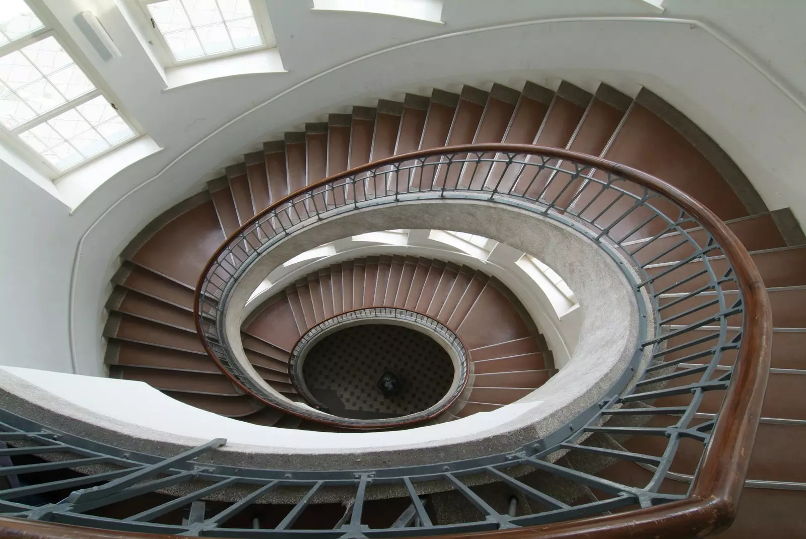 Spiraltrappa i huvudbyggnaden av BauhausUniversity Weimar.