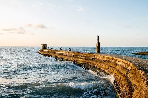 Dësen Hilton Hotel Beachside Breakwater ganz no bei der Marina ass eng super Plaz fir ze sëtzen a fëschen oder ze kucken