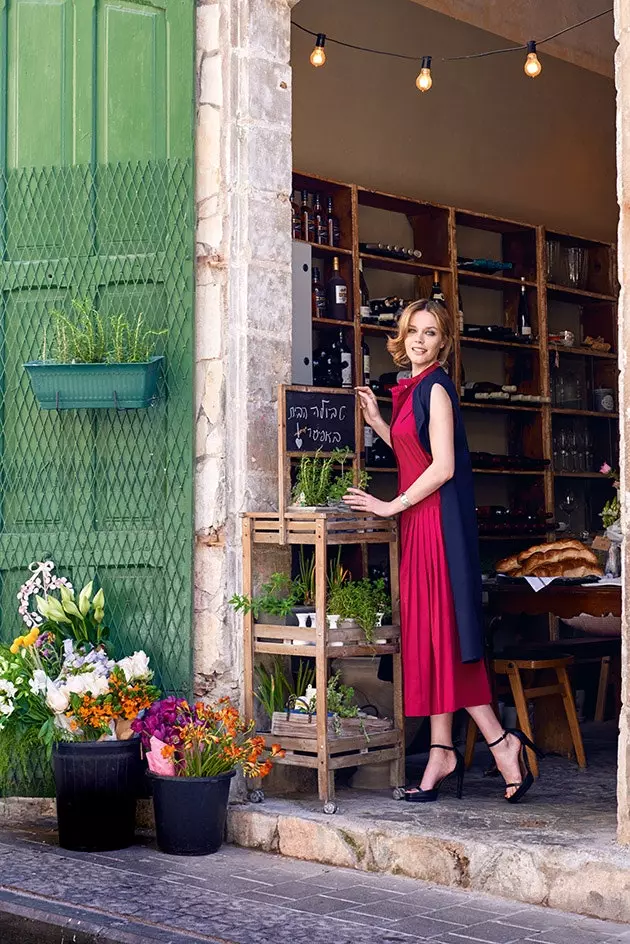 Carolina Bang a la porta de la botiga de delícies gastronòmiques Épicerie Fine en Neve T