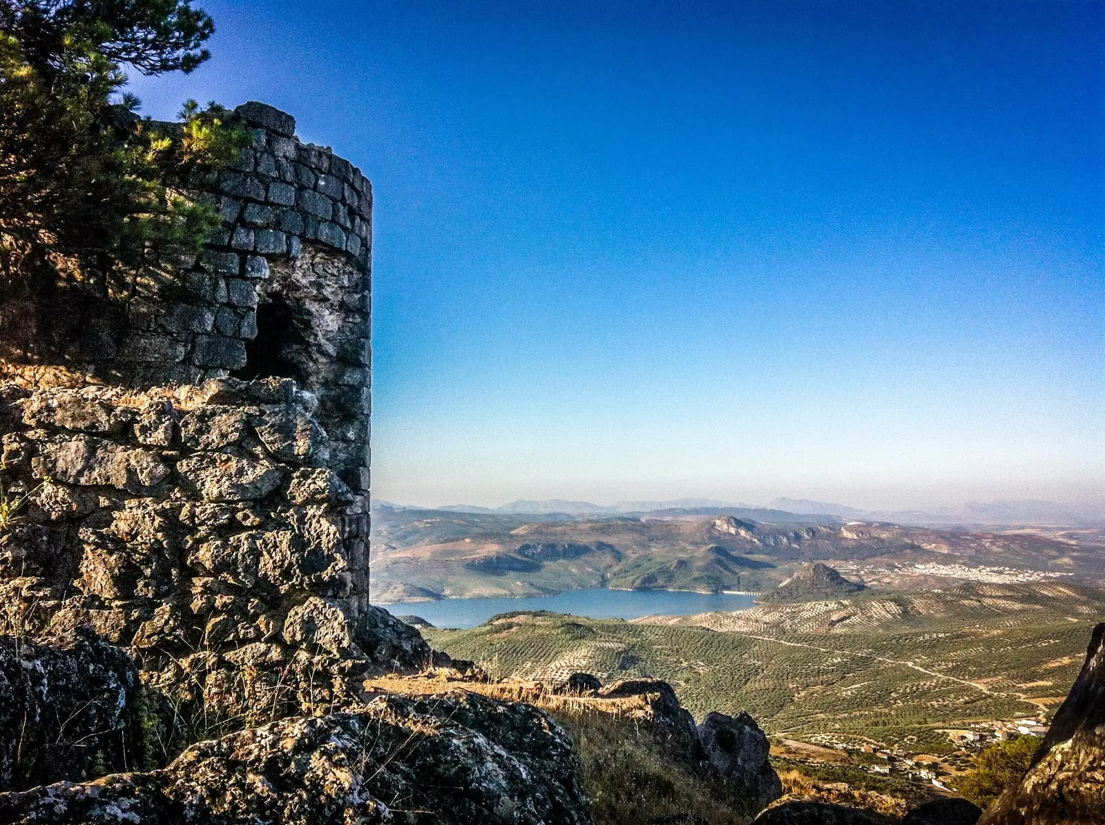 Kilátás a Sierra de Rute-ra Córdobában.