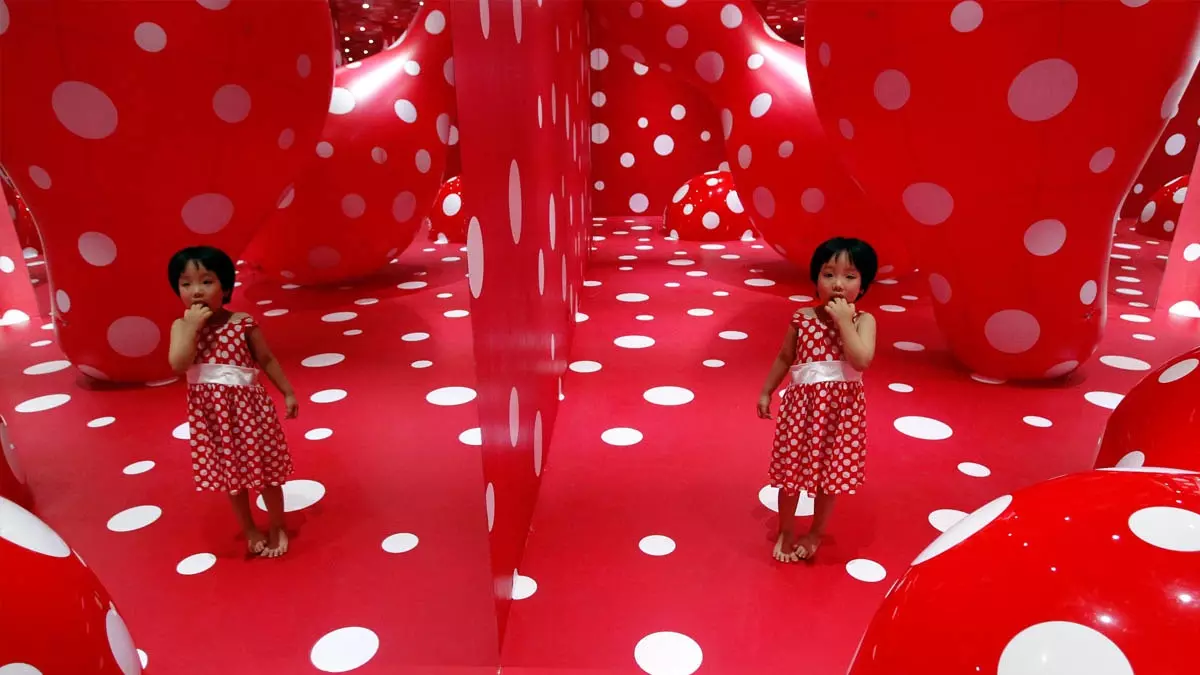 Yayoi Kusama Airbnb бөлмөсүндө орнотуу жаратат!