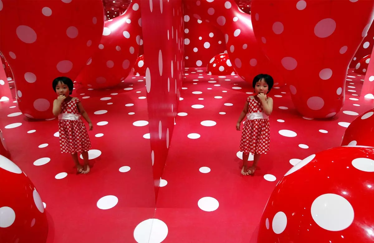 Yayoi Kusama Airbnb бөлмөсүндө орнотуу жаратат! 11081_1