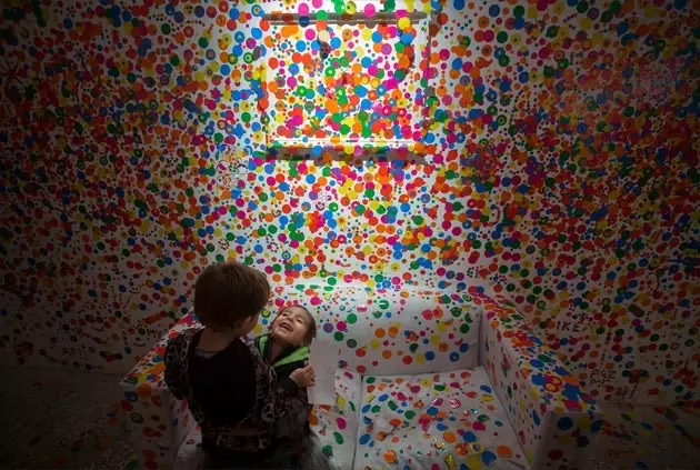 Instalimi i ekspozitës 'Infinite Obsession' i Yayoi Kusama