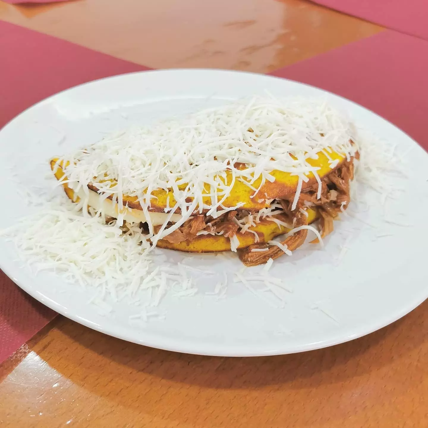 Cachapa com queijo de mão, carne desfiada e queijo llanero de La Churre